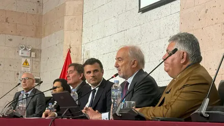 El alcalde de Cádiz, Bruno García, junto al presidente de la Real Academia Española durante una de las sesiones del Congreso Internacional de la Lengua en Arequipa.