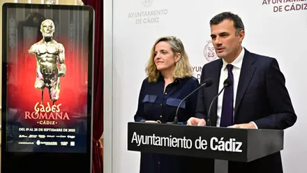 El alcalde Bruno García y la concejala Gloria Bazán sentados ante micrófonos y carteles institucionales, ofreciendo declaraciones a los medios en una sala del Ayuntamiento.