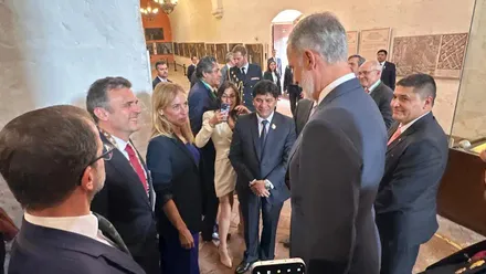 Encuentro informal en un pasillo entre el rey Felipe VI y el alcalde de Cádiz, Bruno Garcñia, y la presidente de la Diputación, Almudena Martínez del Junco, en presencia de varios asistentes a la sesión inaigural del X Congreso de la Lengua en Arequipa.