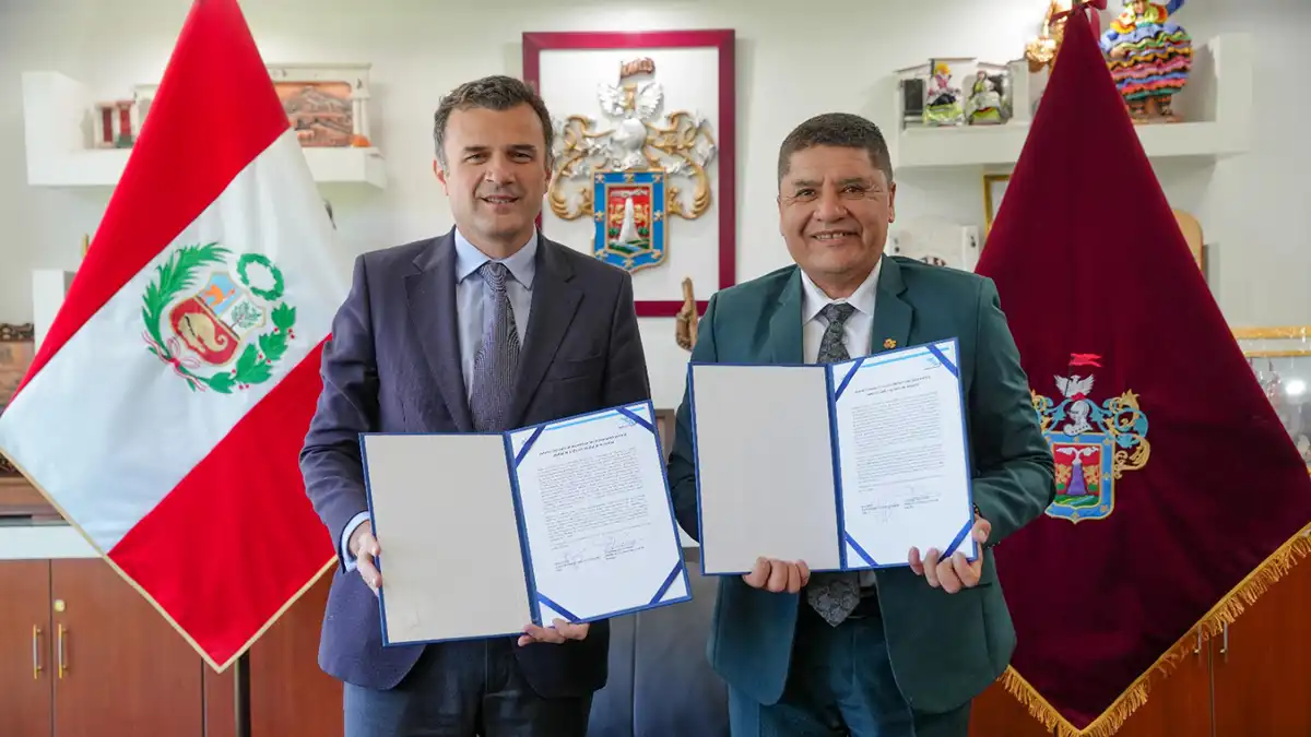 Los alcaldes Bruno García y Víctor Hugo Rivera muestran el documento firmado que sella el compromiso para que Cádiz y Arequipa se conviertan en ciudades hermanas.