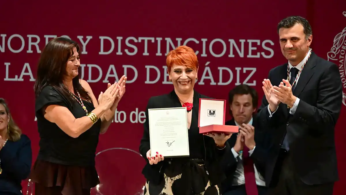 La historiadora Alicia Domínguez, Hija Adoptiva de Cádiz, recibe su diploma.