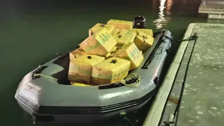 Lancha neumática con los fardos de hachís a bordo.