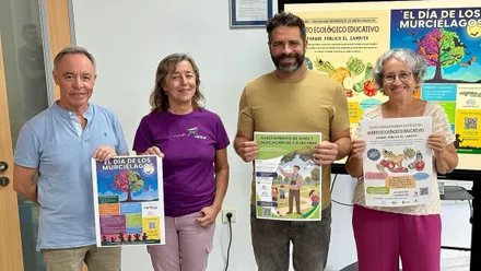 Roberto Palmero, Paula Marchena y Juan José Aragón sosteniendo el cartel de las actividades en sus manos.
