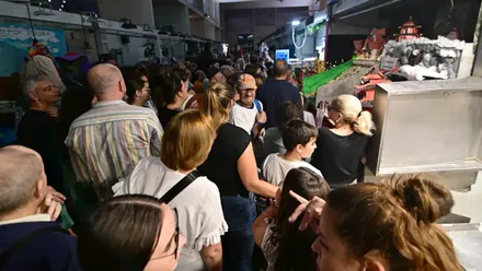 Buen ammbienge y numeroso público en el Mercado Central en esta edición 2025 de los Tosantos.