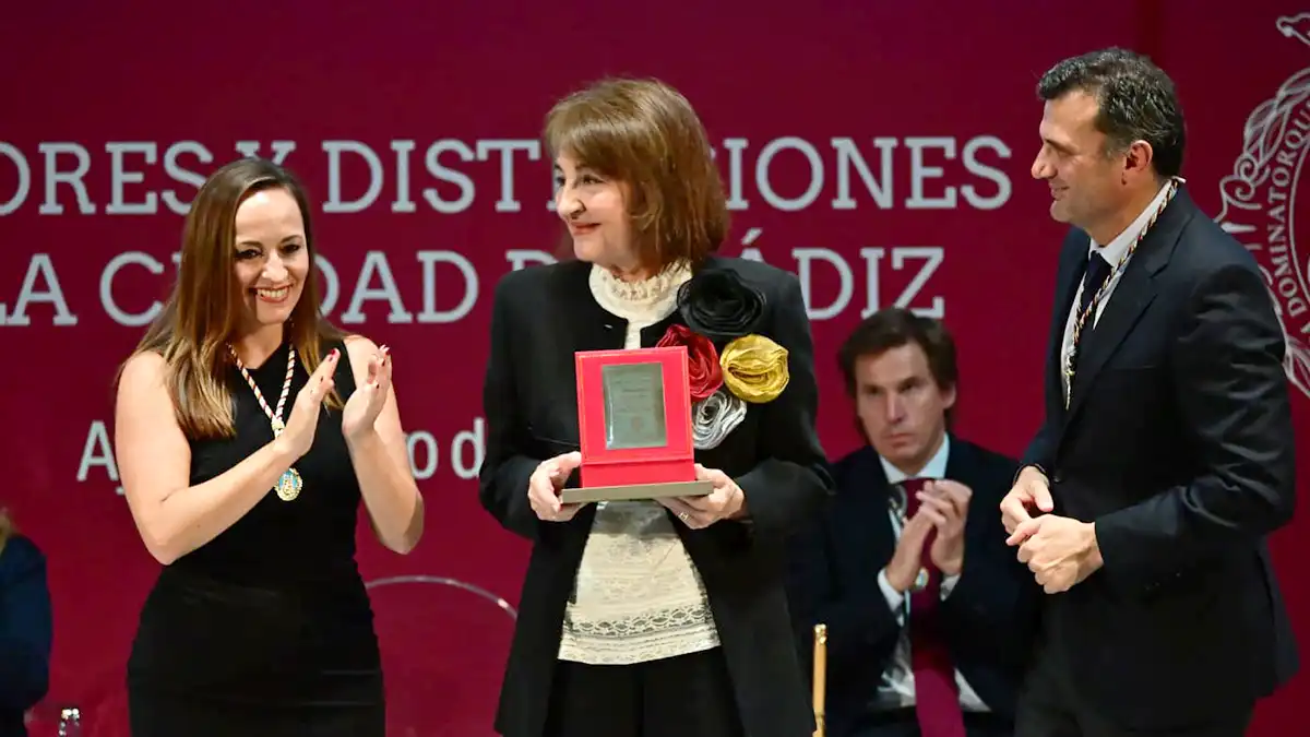 La doctora Amparo Mogollo Galván recibe su distinción como Hija Adoptiva de Cádiz por su labor en cuidados paliativos.