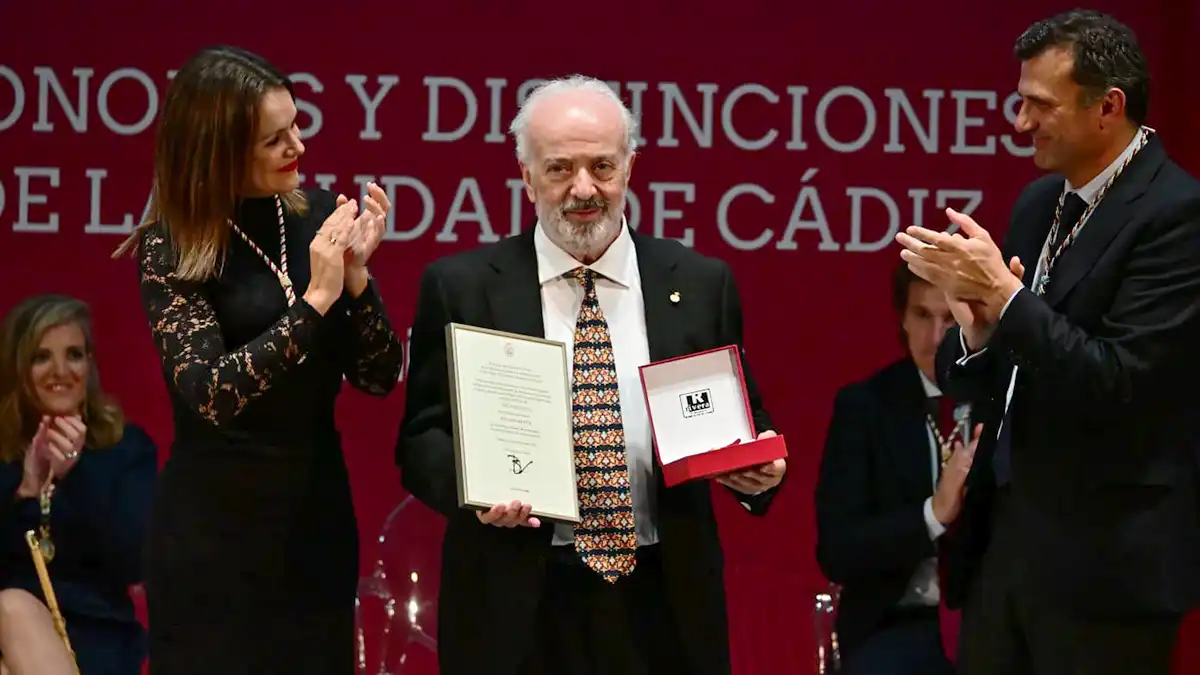 Antonio Martín, autor de Carnaval, recibe su distinción como Hijo Predilecto de Cádiz de manos del alcalde y de la concejala de Fiestas, Beatriz Gandullo.