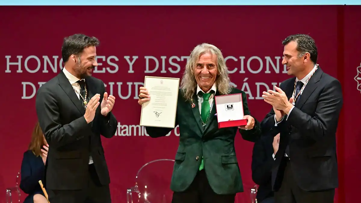 El músico y humorista Antonio Reguera recoge con su habitual sonrisa su título de Hijo Predilecto de Cádiz del alcalde, Bruno garcñia, y del concejal del PSOE, Francisco José Macías.