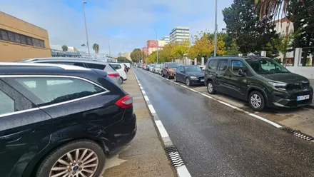 Vehículos aparcados en zonas de aparcamiento de la calle Barate de Cádiz que antes eran exclusivas para residentes.