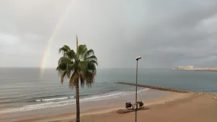 Arcoiris en la Playa de Santa Maria del Mar esta mañana de lunes 27 de octubre.