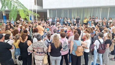 Trabajadoras de Ayuda a Domicilio en Cádiz, reunidas en asamblea y votando iniciar el proceso de huelga.