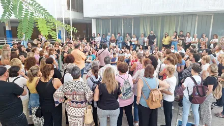 Trabajadoras de Ayuda a Domicilio en Cádiz, reunidas en asamblea y votando iniciar el proceso de huelga.
