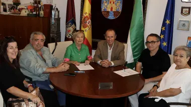 Representantes municipales y de Asodown firmando el convenio.