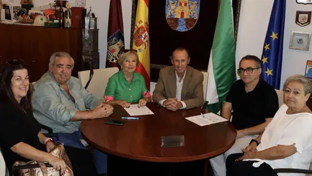 Representantes municipales y de Asodown firmando el convenio.
