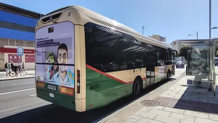 Autobús híbrido del transporte urbano de Cádiz estacionado en una parada.