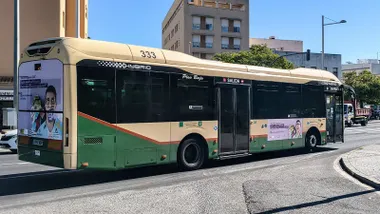 Uno de los autobuses híbridos que ciruculan por Cádiz.
