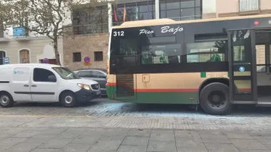 Autobús incendiado junto al Baluarte de la Candelaria. Foto: Facebook.