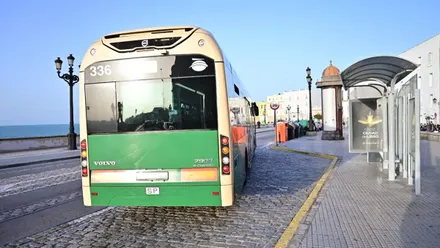 Autobús urbano de Cádiz saliendo de una parada en el Campo del Sur.