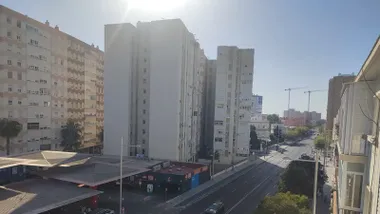 Avenida Sanidad Pública en un día soleado y festivo en Cádiz