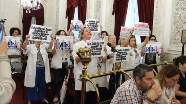 Representantes de la plantilla de Ayuda a Domicilio durante su protesta en el Pleno de Octubre del Ayutamiento de Cádiz. Foto: Eulogio Garcia.