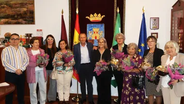 José María Román, alcalde de Chiclana (en el centro), junto a las trabajadoras de Ayuda a Domicilio.