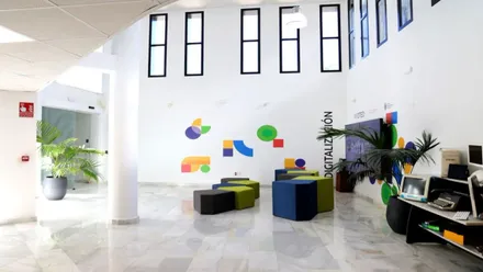 Oficina del Ayuntamiento de Rota. Con paredes blancas y muy colorido con elementos decorativos.