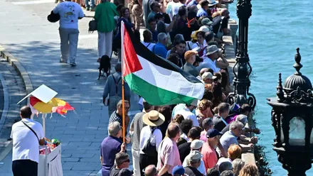 Aficionado con la bandera palestina frente al Paseo de Carlos III durante la SailGP 2025 en Cádiz.
