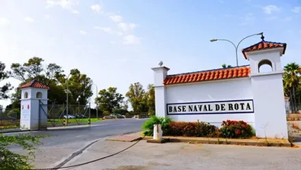 Entrada, en edificación encalada y tejas rojizas, de la Base Naval de Rota.