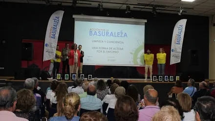 Momento de la charla en Chiclana con la proyección de basuraleza en una pantalla.
