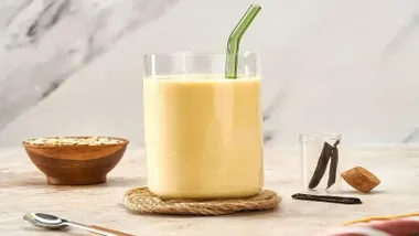 Vaso con batido sustitutivo con sabor a vainilla.