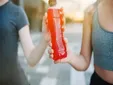 El error que cometes al comprar bebidas isotónicas, no todas hidratan como crees