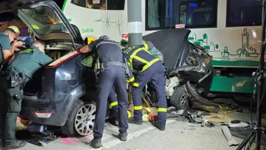 Imagen general del operativo de rescate en la Avenida Reyes Católicos, junto al río Iro. Foto: Consorcio Provincial de Bomberos de la Provincia de Cádiz.