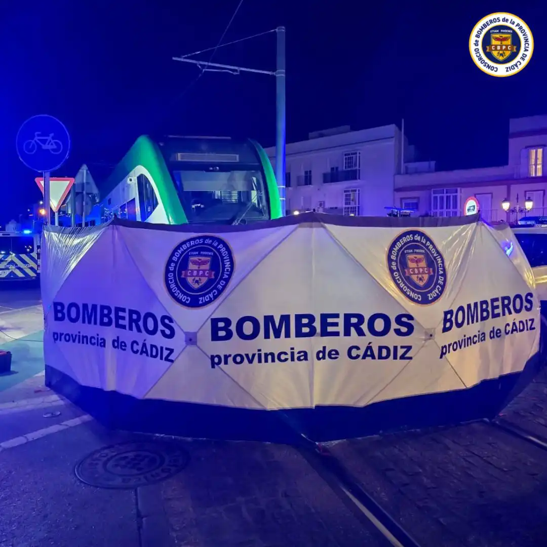 La lona de protección del CBPC instalada junto al Puente de Los Remedios de Chiclana. Foto. Consorcio de Bomberos de la Provincia de Cádiz.
