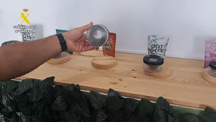 Diferentes productos de un "CBD Shop" siendo controlado por un Guardia Civil.