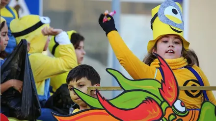 Niña disfrazada de minion en una carroza de la Cabalgata de Reyes de Chiclana.