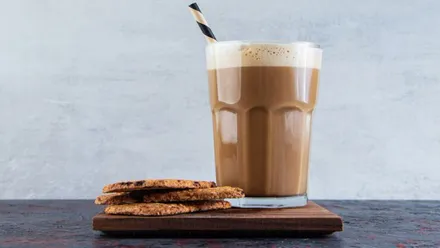 vaso con cacao y galletas con su típico color marrón.