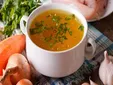 Este caldo de pollo arrasa en el ranking de la OCU con sabor casero y precio justo