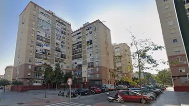 Edificios de la calle Marinero en Tierra de Cádiz, edificios altos con ropa colgada en los balcones.