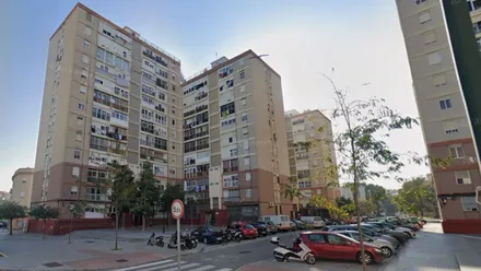 Edificios de la calle Marinero en Tierra de Cádiz, edificios altos con ropa colgada en los balcones.