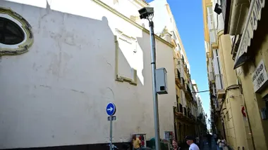 Una de las cámaras de control de la Zona de Bajas Emisiones de Cádiz, situada en la Plaza de San Francisco. Foto: Eulogio García.