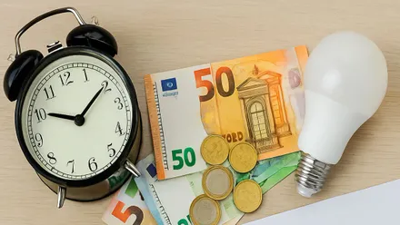 Reloj, billetes y monedas y un reloj.