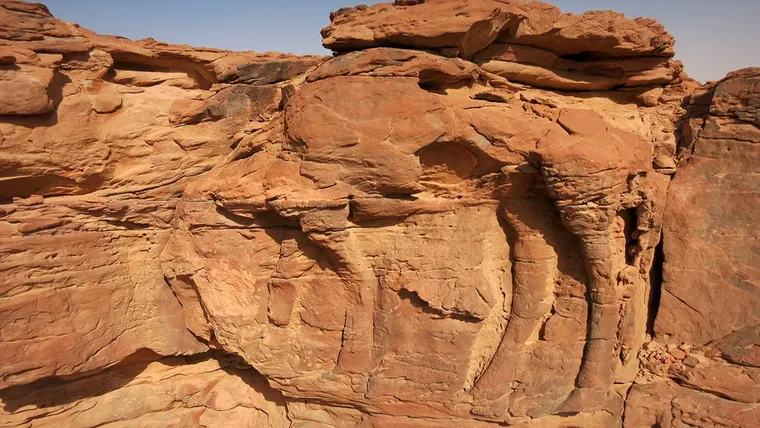 Roca que se ve ligeramente esculpida un camello. Mejor distinguibles sus patas.