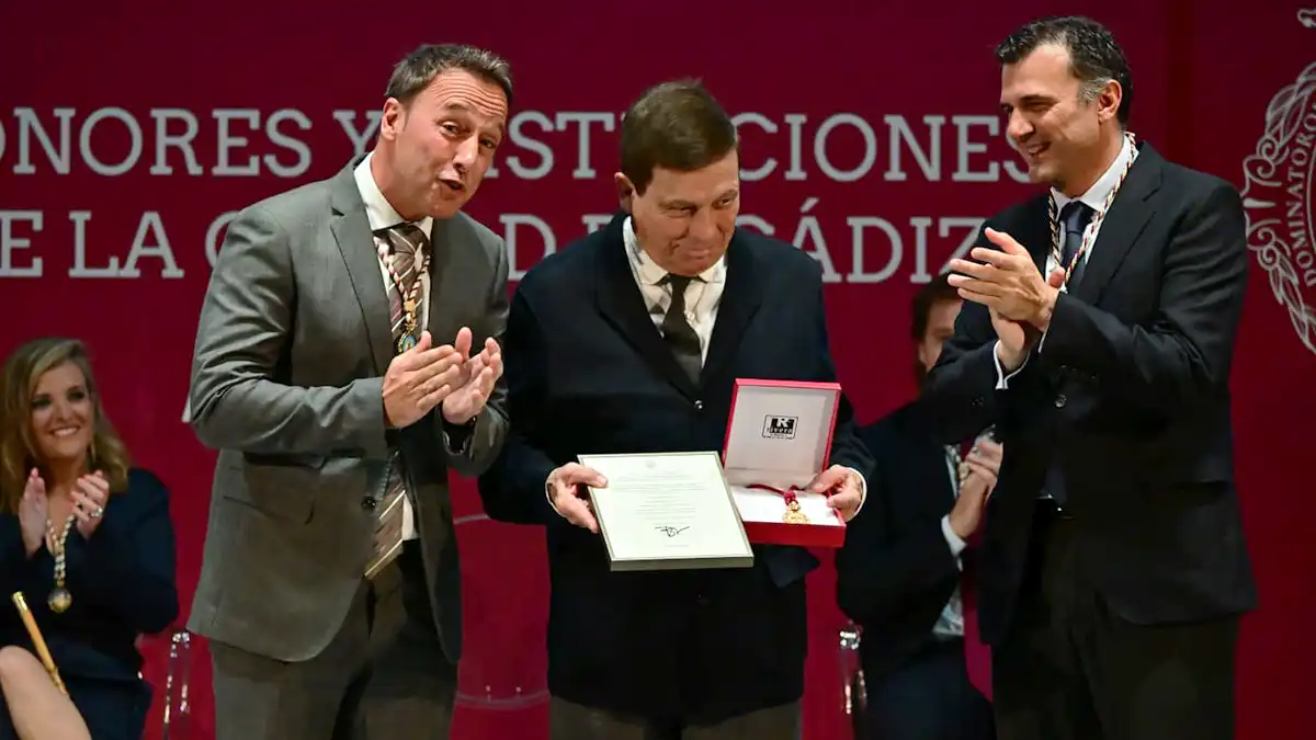 El arquitecto Alberto Campo Baeza, distinguido como Hijo Adoptivo, posa con su diploma junto al alcalde de Cádiz y del concejal de Urbanismo, José Manuel Cossi.