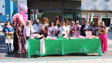 Representantes del ayuntamiento y de la plataforma de información contra el cáncer de mama en Chiclana.