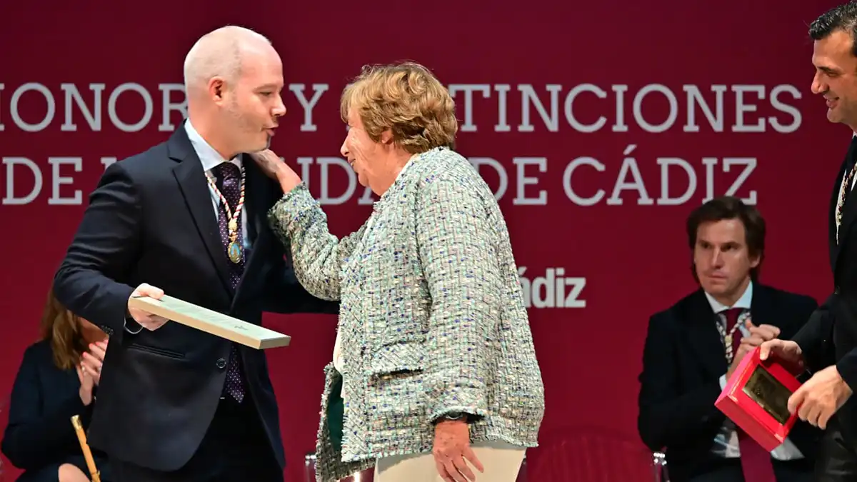 Carmen Pinedo recibe el diploma acreditativo como Hija Adoptiva de Cádiz de manos del secretario local del PSOE, José Ramón Ortega.