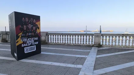 Cartel de la Sail GP que ya luce en el paseo sobre la playa de La Caleta, donde el sábado se celebrará un concierto. Al fondo, el Castillo de San Sebastián.