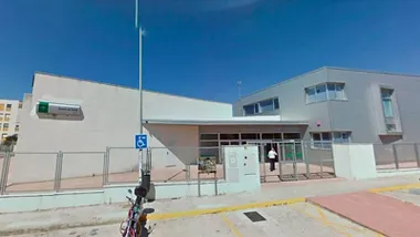 Edificio en cemento del Centro de Salud de Casines.