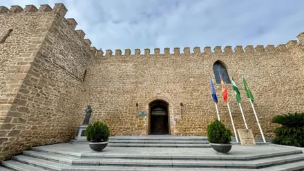 Acceso al Castillo de la Luna en Rota, con las almenas y escaleras de subida.