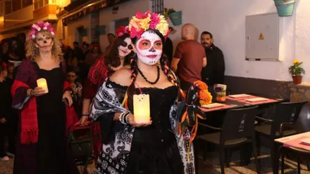 Chicas disfrazadas de Catrina por las calles de Rota.