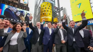 Celebración en la calle de la expedición del Cádiz CF al estreno en el Nasdaq de Nomadar.