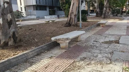 Un banco y solería del Cementerio de los Ingleses rotas.